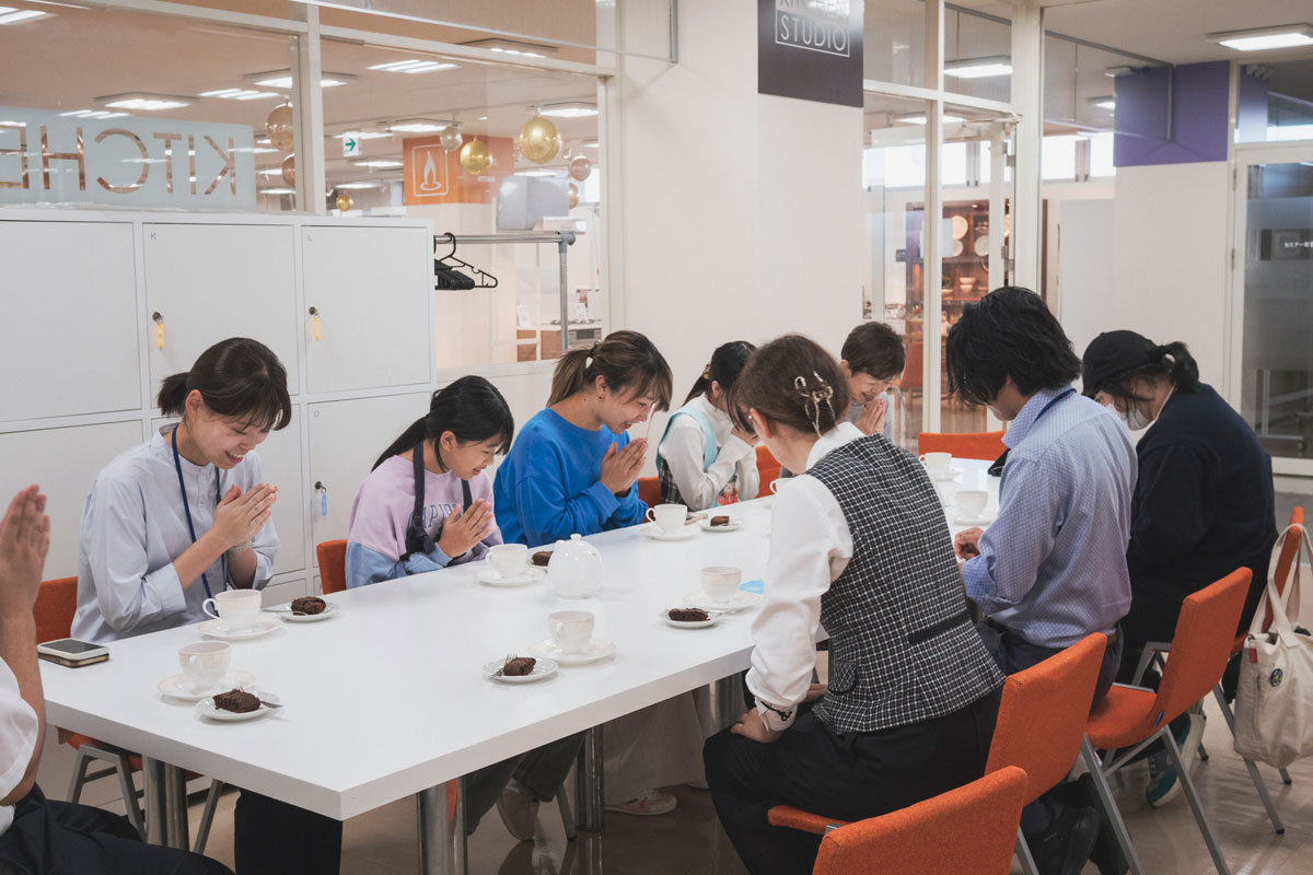 「病気がちの母親に誕生日ケーキを贈りたい」という女の子の願いを叶えるために、地場企業の社員が講師となり、社内のキッチンスタジオで料理教室を開催