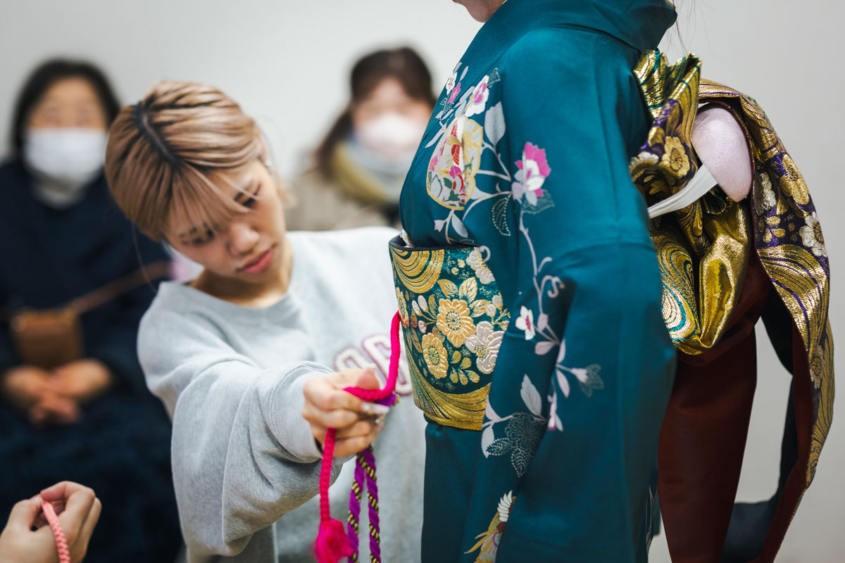 「振袖を着て成人式に出席したい」という女の子の願いを叶えるために、振袖を持っている人や着付けが出来る人が集まった