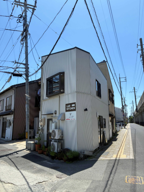 店舗はJRの高架下にある通称「アベック通り」沿いにある