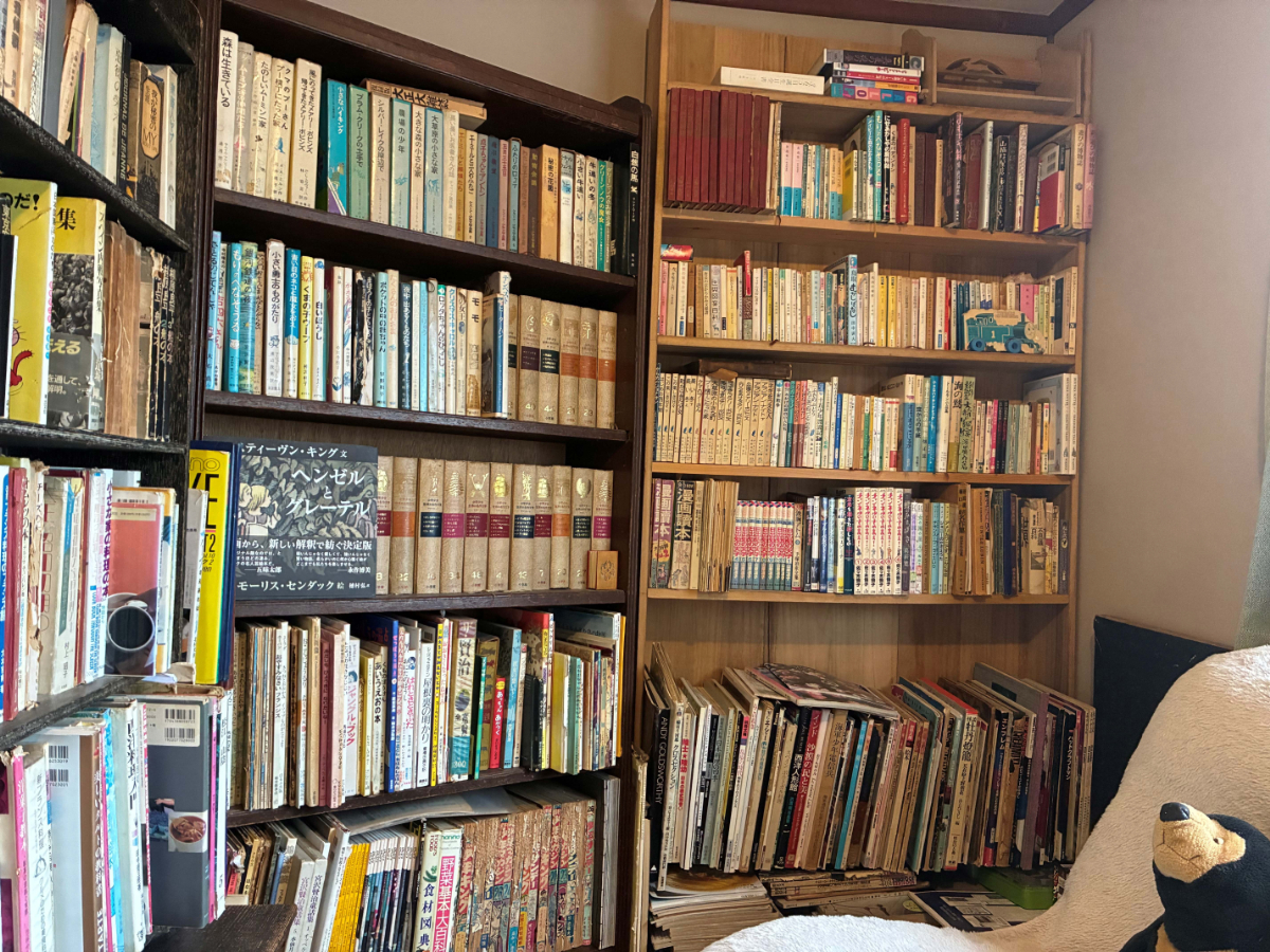 2階には本好きの日向さんが集めた本がずらり。 こどもの頃に読んでいた本を見付けて、思わず顔がほころぶ