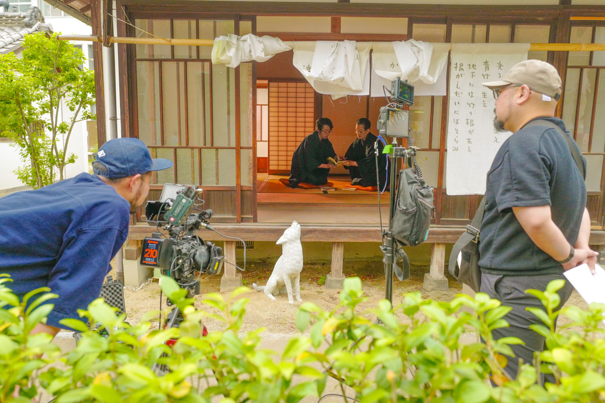 「朔太郎の散歩道~今そこにいる朔太郎~」撮影風景 – 本作のカメラマン・金子圭太郎氏(手前左)はドラマ・映画「孤独のグルメ」の撮影やNetflixの恋愛リアリティショー「ラブ上等」や「あいの里」などの撮影を手掛ける