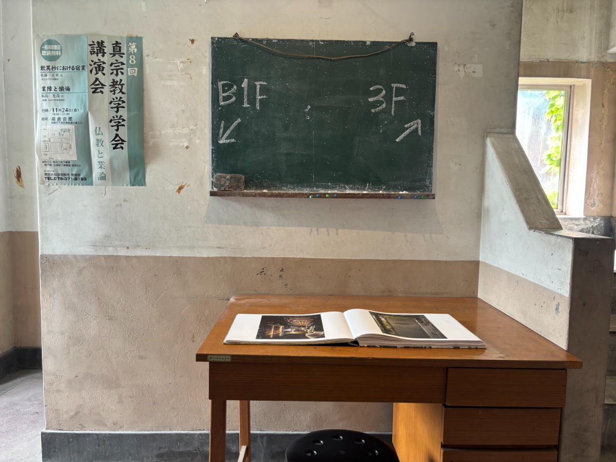 重信会館内部。使われていた当時に貼られたポスターもそのまま