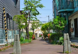 さらに進む。奥に印象的なアーチが見える。アーチは個人宅のもの