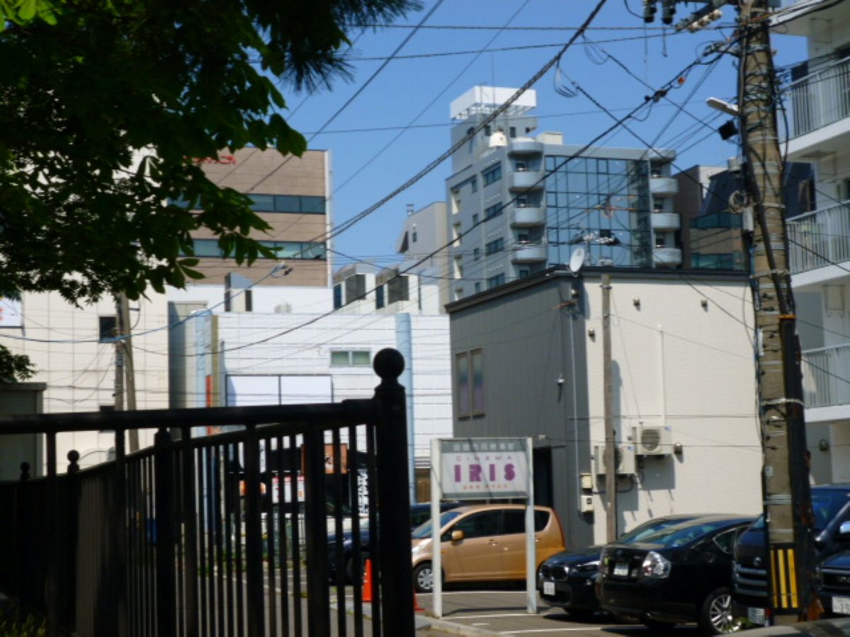 本町児童公園からほど近く、1996年に函館市民の寄付によって設立された映画館・シネマアイリス。ここもアートな場所である