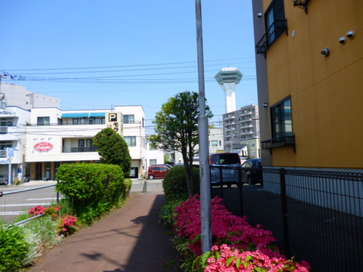 終点に差し掛かる。正面に五稜郭タワーが見える。右に進むと五稜郭病院、函館美術館に通じる道がある