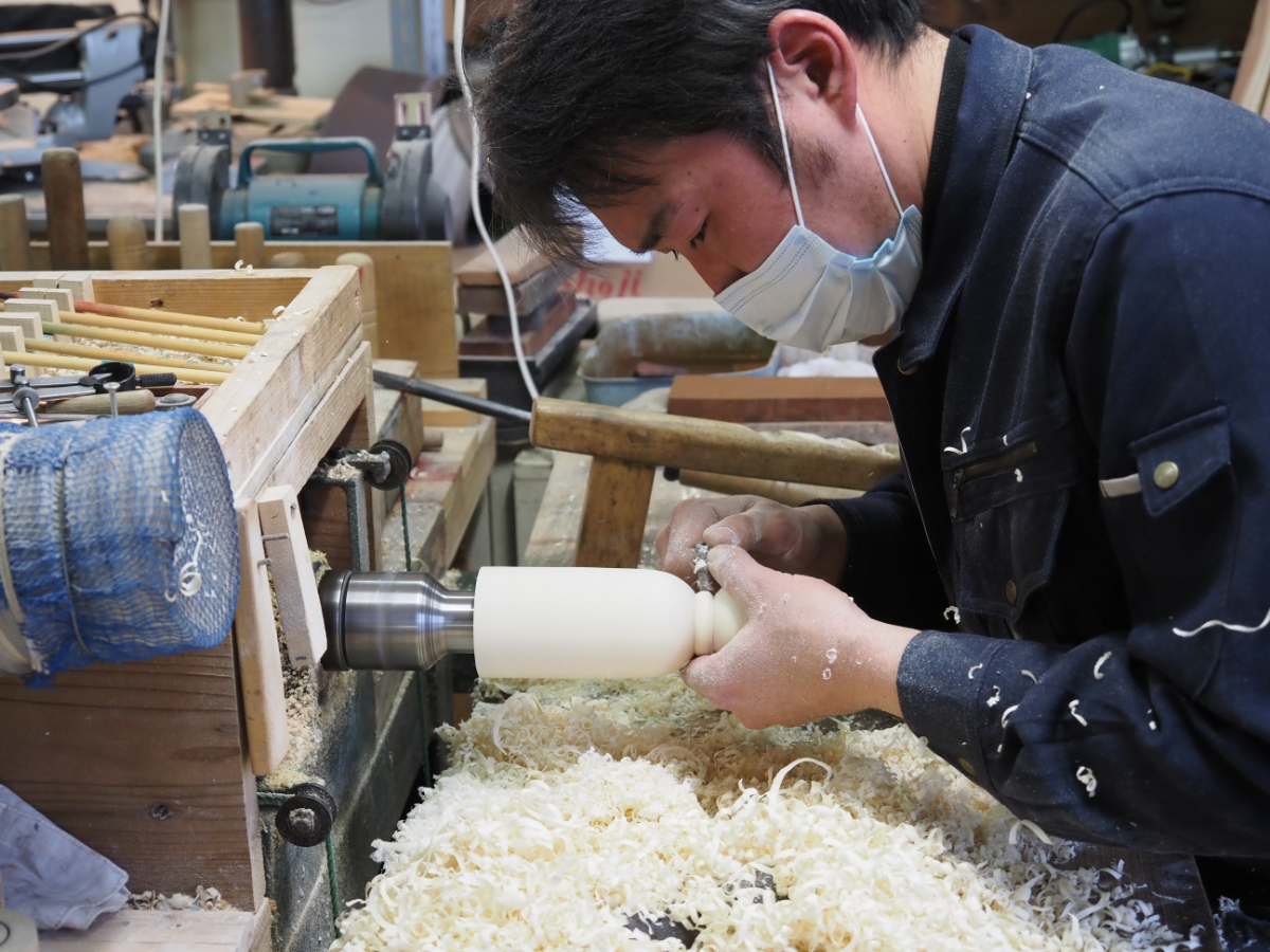 髙橋博斗工人による木地挽き(ろくろを使って木材を削り、こけしの土台を作る工程)