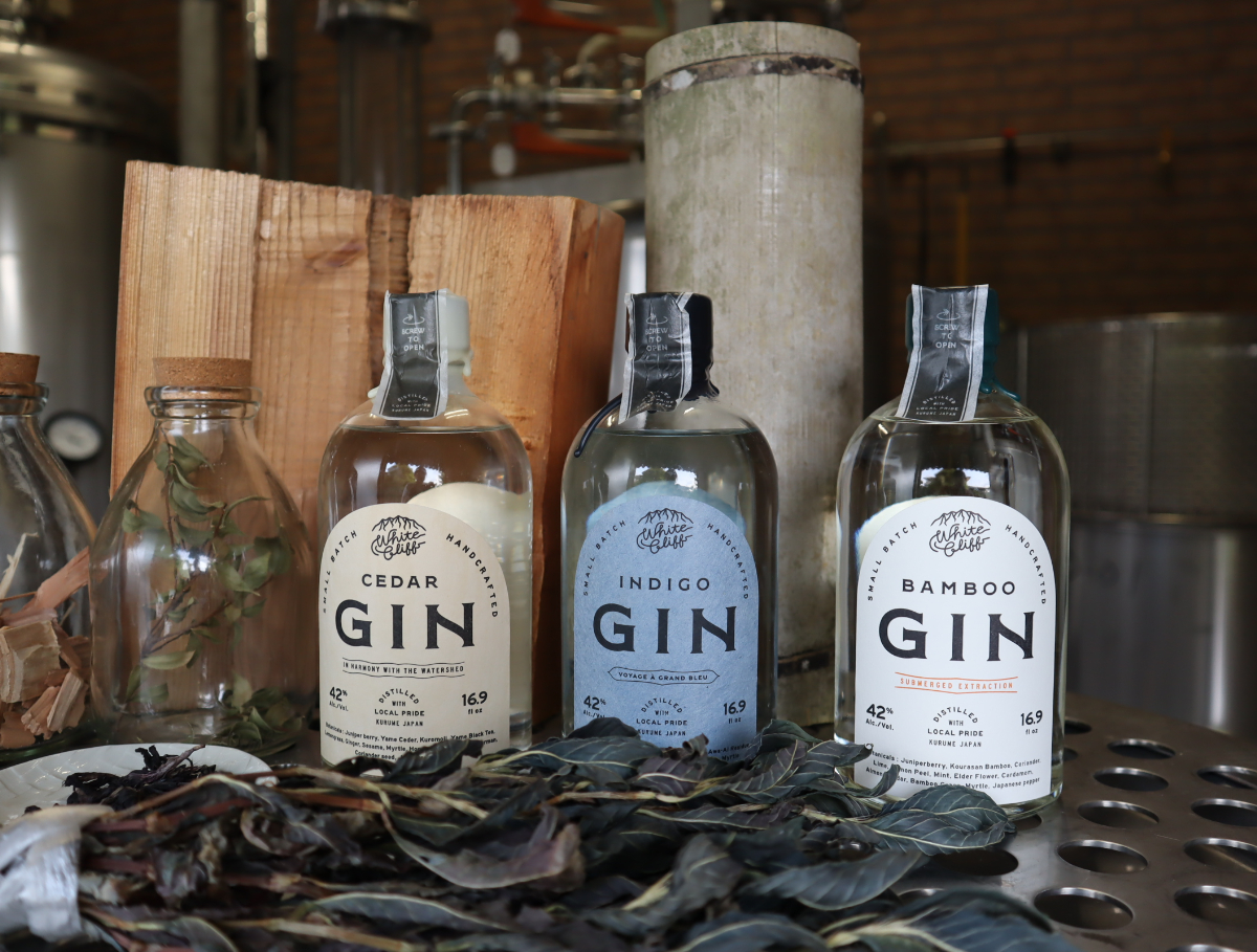 左から:八女市の自然に育まれた八女杉を使用した『Cider GIn』、久留米絣の重要な原料である藍を使用した『Indigo GIn』、久留米市の放置竹林の一部を使用した『Bomboo Gin』