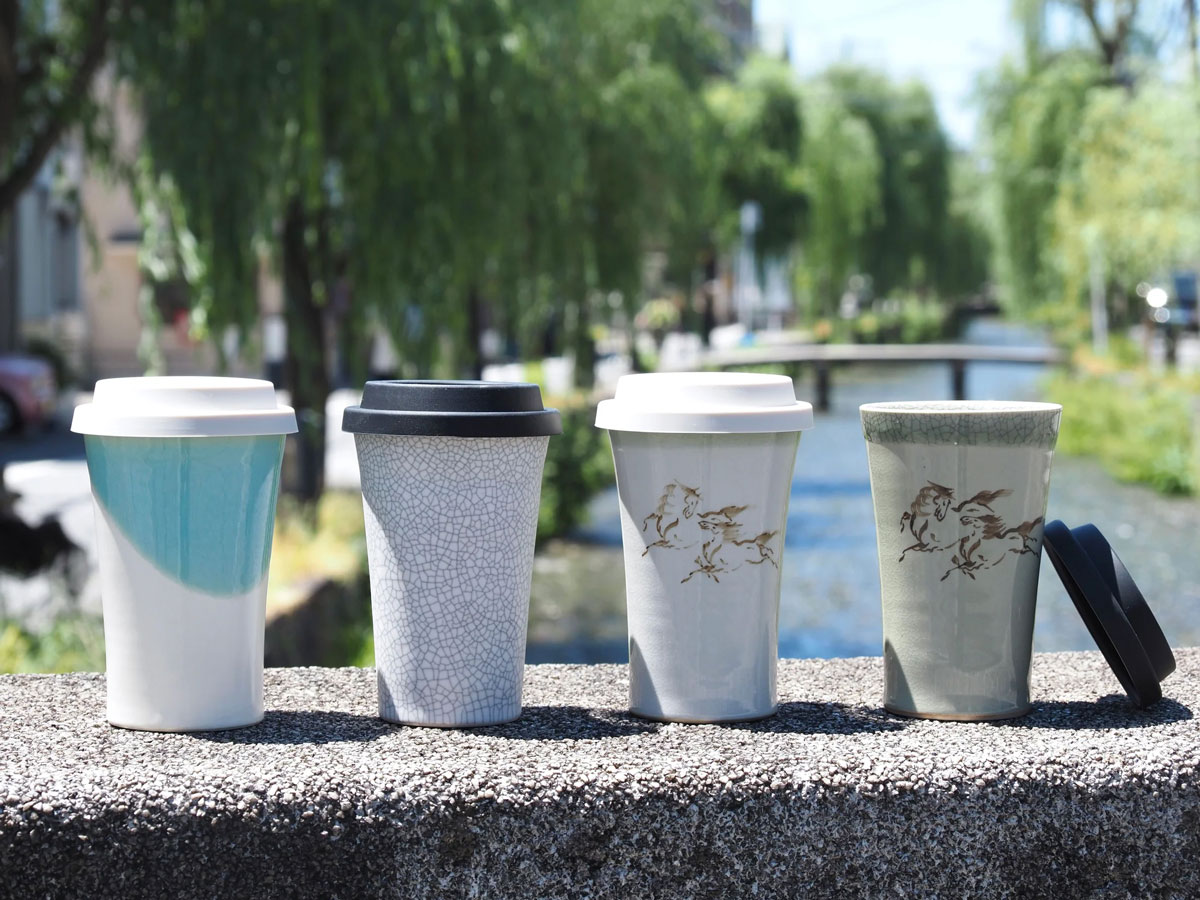 ふたたび-Soma Dual Layer Tumbler- 制作:吉田直弘(大堀相馬焼 空想窯)、山田慎一(大堀相馬焼 錨屋窯) 2024年度 第49回全国伝統的工芸品公募展 一般財団法人伝統的工芸品産業振興協会賞受賞 – 左から「青日々」「翠緑」「左馬」「左馬グリーン」。吉田直弘氏による「青日々」「翠緑」は、大堀相馬焼の特徴の一つ、自然に生まれる偶然の芸術「青ひび」と、爽やかな翠緑のバイカラーが特徴。山田慎一氏による「左馬」に描かれているのは、大堀相馬焼のシンボルである駒絵(左馬:さま)。左馬は「右に出るものはいない」「うまくいく」という意味の込められた縁起のいい図案
