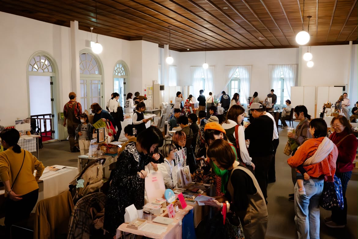 2025年開催の「新ZINE類」会場風景。この日の出品者は約40人、来場者は150人を超えた