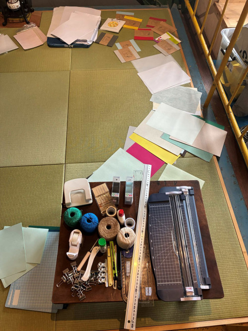 「ZINEつくらぶ」3回目のテーマは「いろんな紙を綴じてみる」ずらりと並べられた紙と道具類