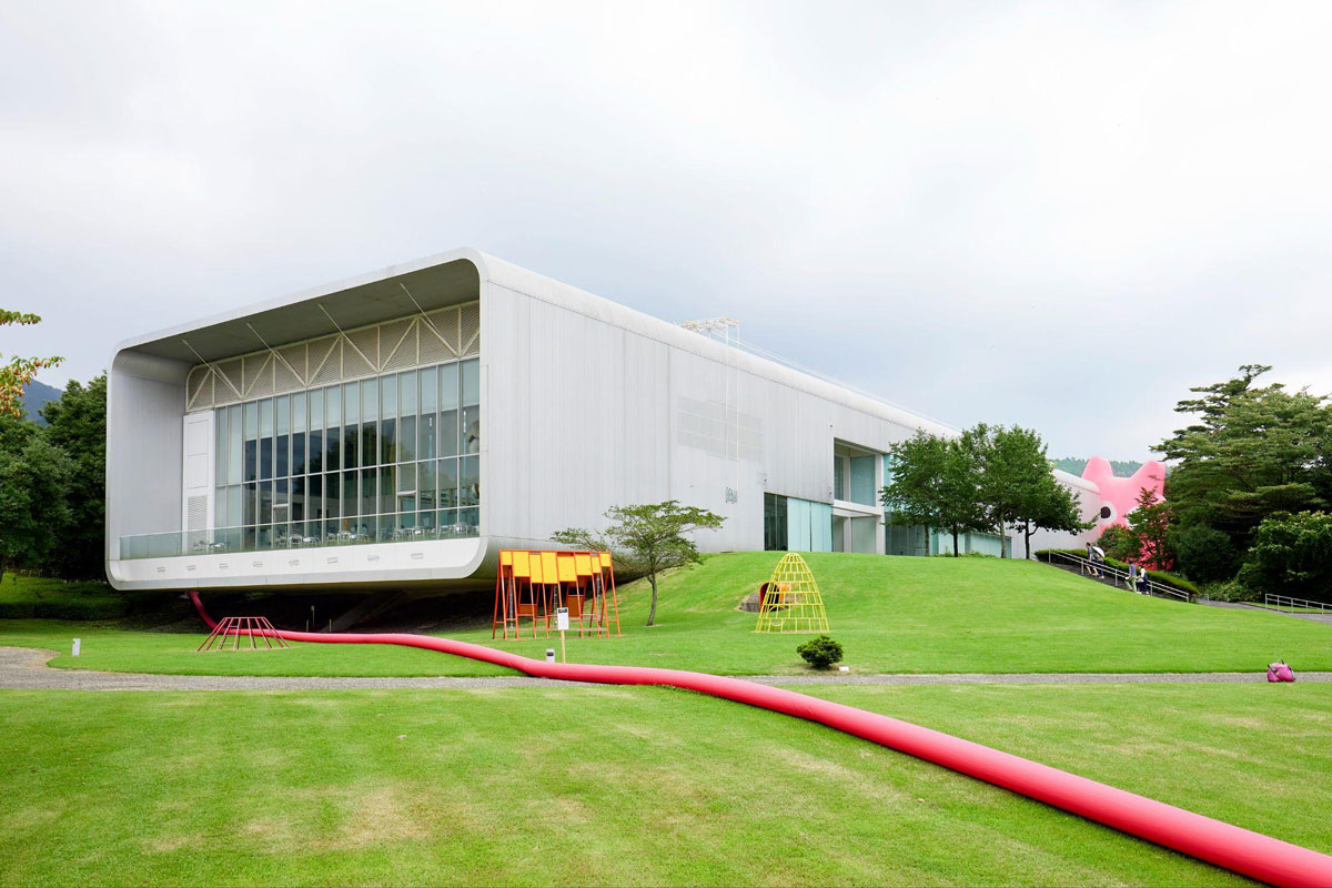 飯川雄大展「デコレータークラブ：未来のための定規と縄」 2023年7月14日〜9月10日 霧島アートの森 撮影：阪中隆文